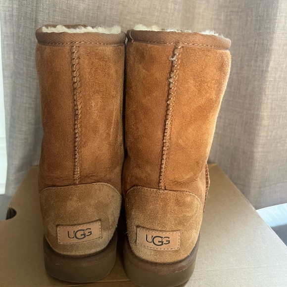 UGG Women’s Classic Short II boots - Picture 3 of 10